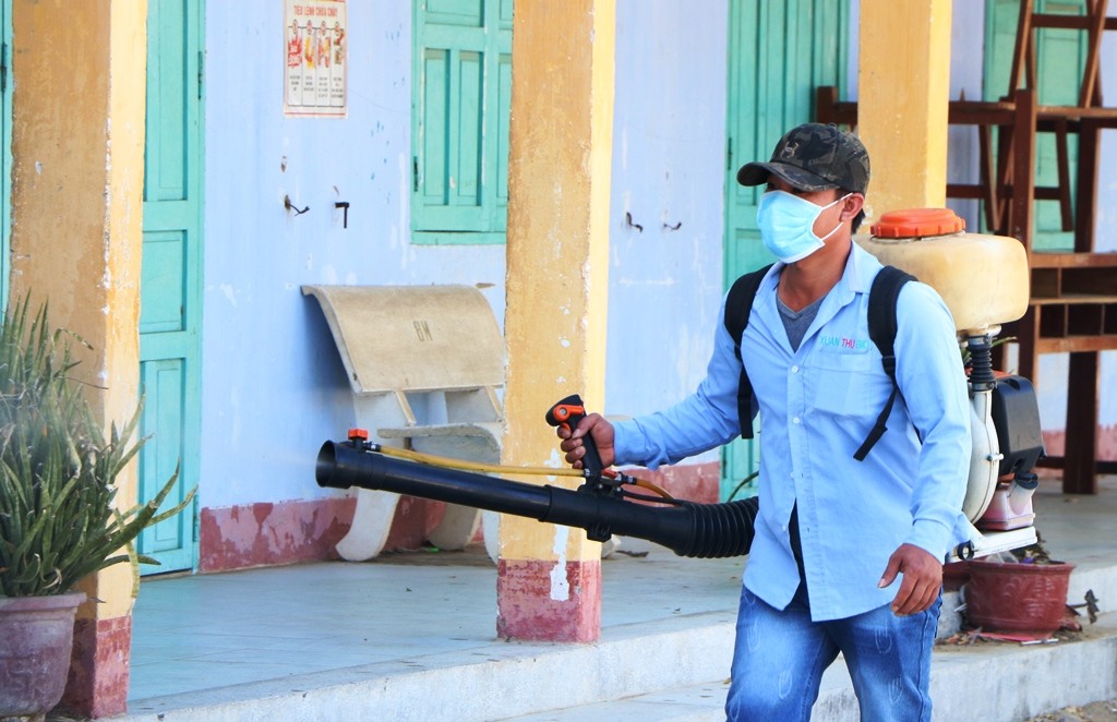 Tin nhanh - Ninh Thuận yêu cầu các cơ quan, ban ngành địa phương khử khuẩn môi trường phòng, chống dịch Corona