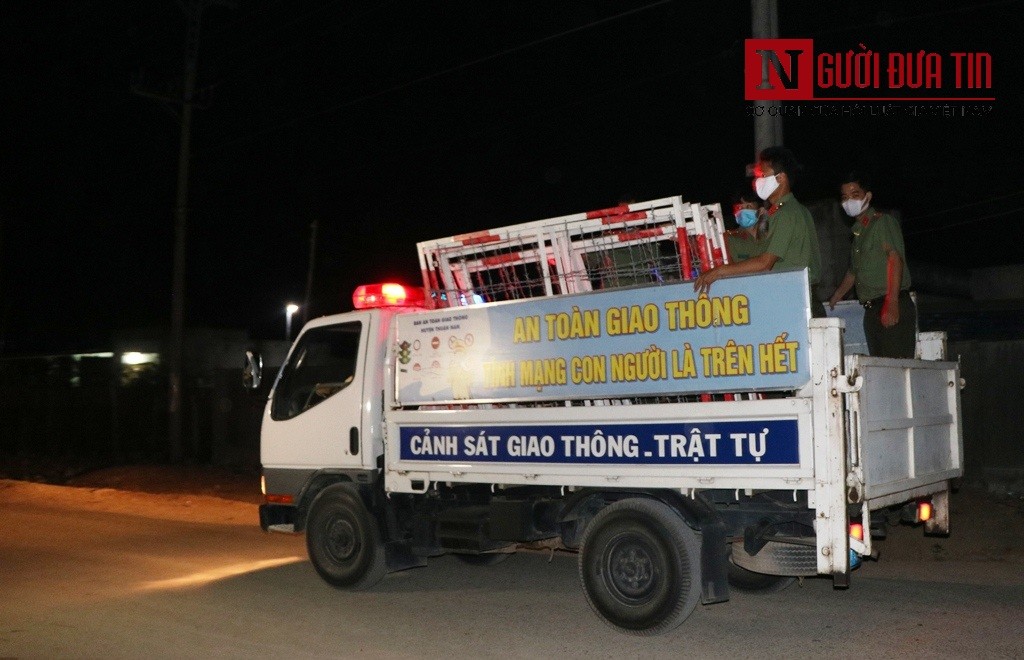 Tin nhanh - Chùm ảnh: Lập chốt cách ly toàn bộ thôn Văn Lâm 3, nơi có ca nhiễm Covid-19 thứ 61 tại Ninh Thuận (Hình 3).