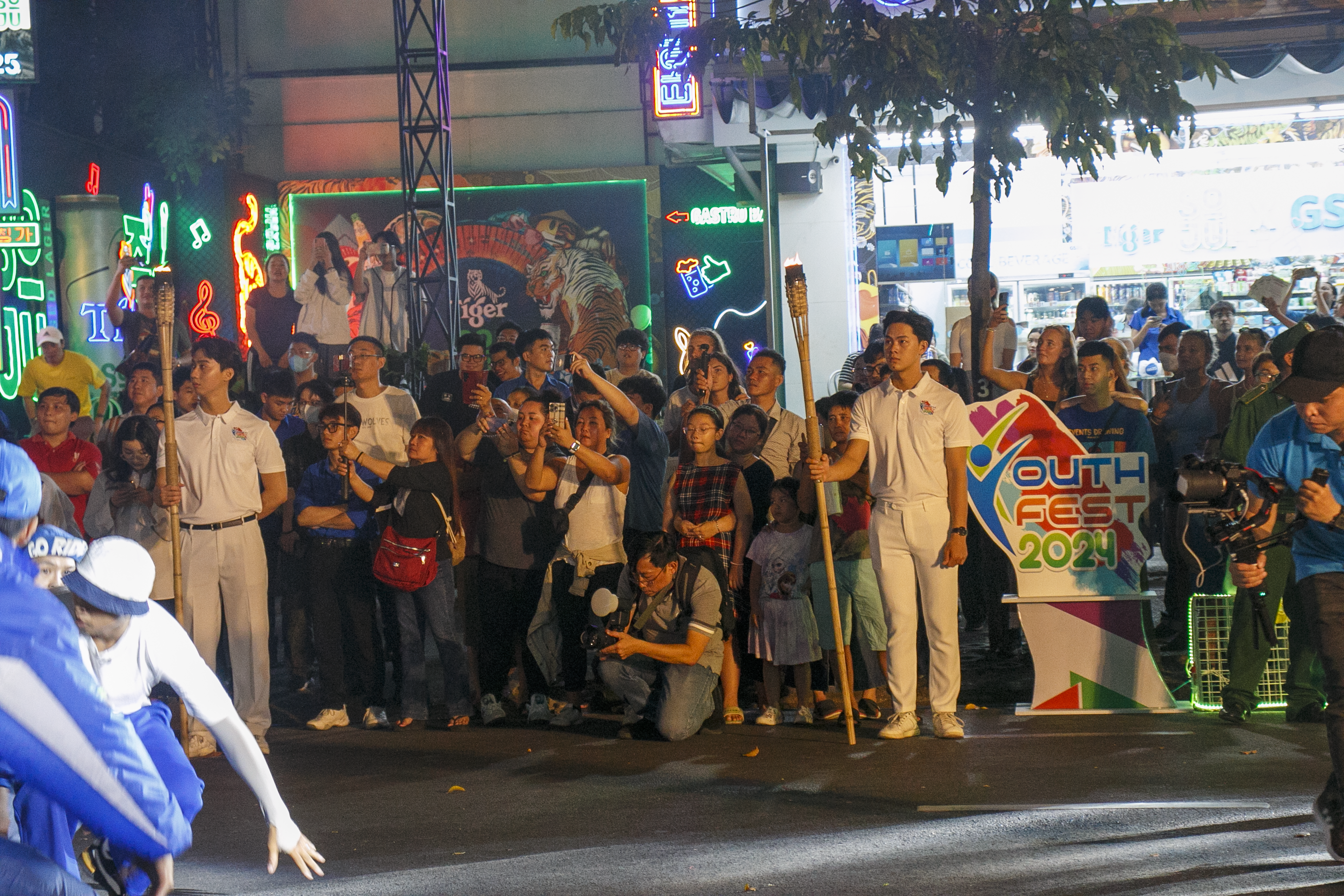 Giải trí - Youth Fest 2024: Nhiều du khách thích thú xem biểu diễn đường phố  (Hình 9).