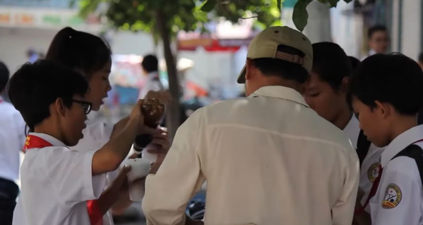 Dân sinh - An toàn vệ sinh thực phẩm các gánh hàng rong quanh trường học