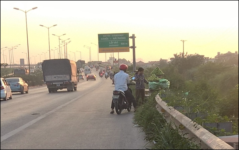 Điểm nóng - Vấn nạn bán hàng rong trên đường cao tốc: Nguy hiểm luôn rình rập (Hình 3).