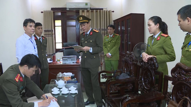 Ông Trương Tuấn Dũng, Phó Giám đốc sở Tài chính bị khởi tố về tội Cố ý làm trái quy định của Nhà nước gây hậu quả nghiêm trọng. Ông Dũng thực hiện hành vi sai phạm khi đang là nguyên Phó Chủ tịch thường trực huyện Mường La, nguyên Chủ tịch hội đồng Bồi thường huyện Mường La. (Ảnh báo Tuổi trẻ)