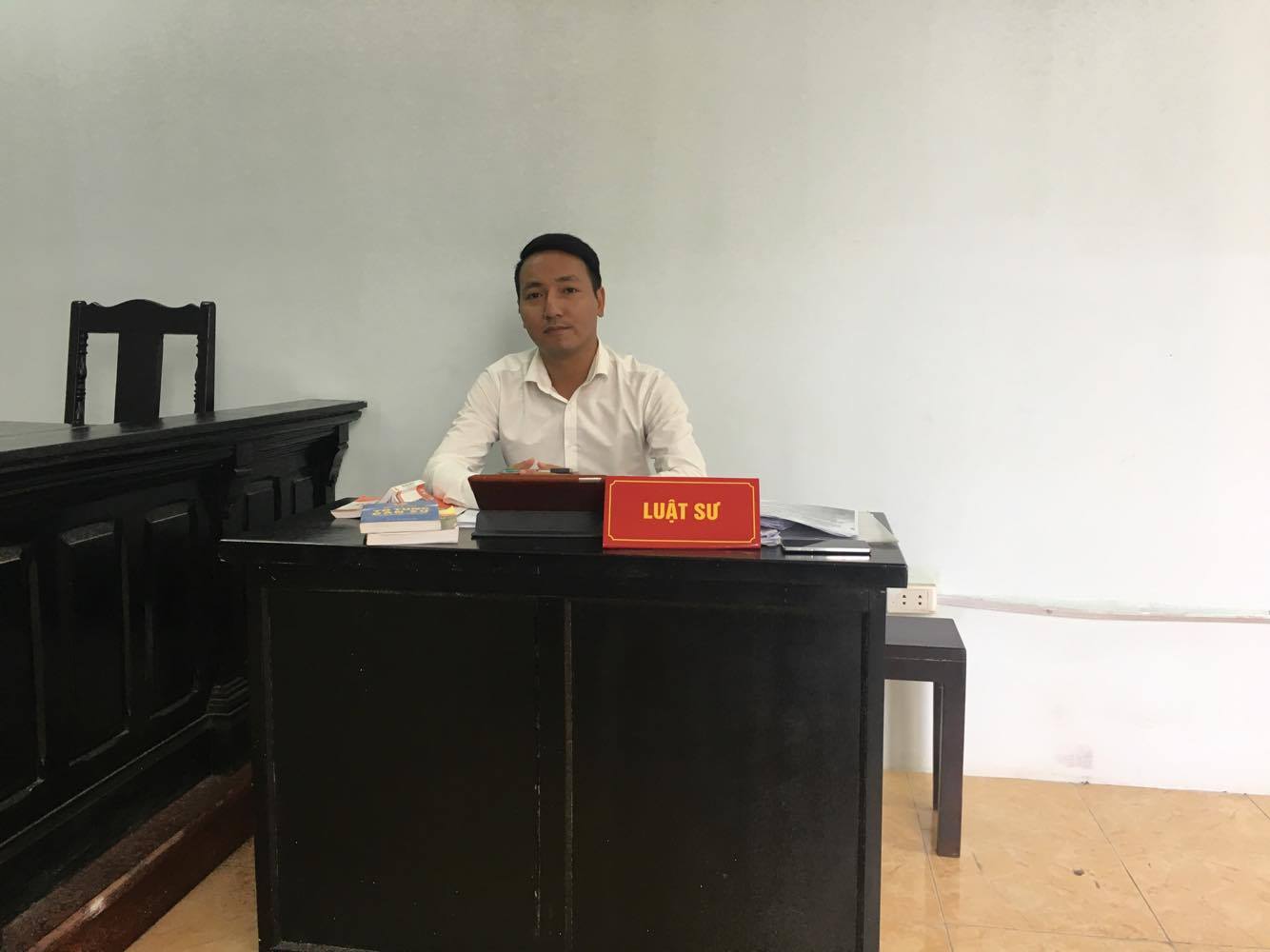 Góc nhìn luật gia - Bị cáo ôm luật sư khóc nức nở khi được hưởng án treo