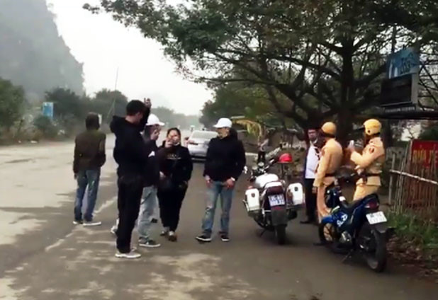 An ninh - Hình sự - Nhóm thanh niên chạy xe máy đánh võng thách thức cảnh sát giao thông (Hình 2).