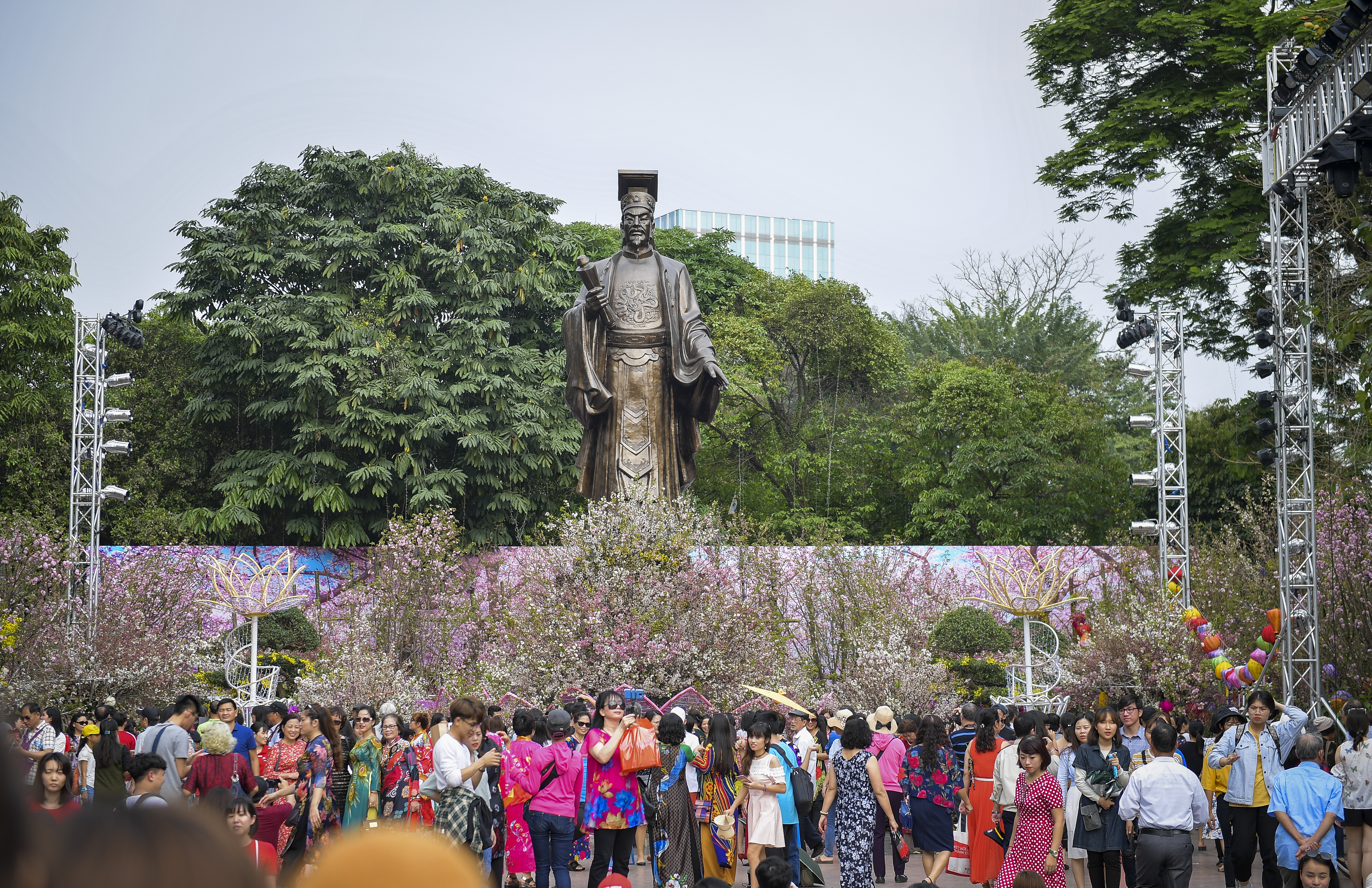 Văn hoá - Dòng người hào hứng tham gia Lễ hội hoa anh đào 2019