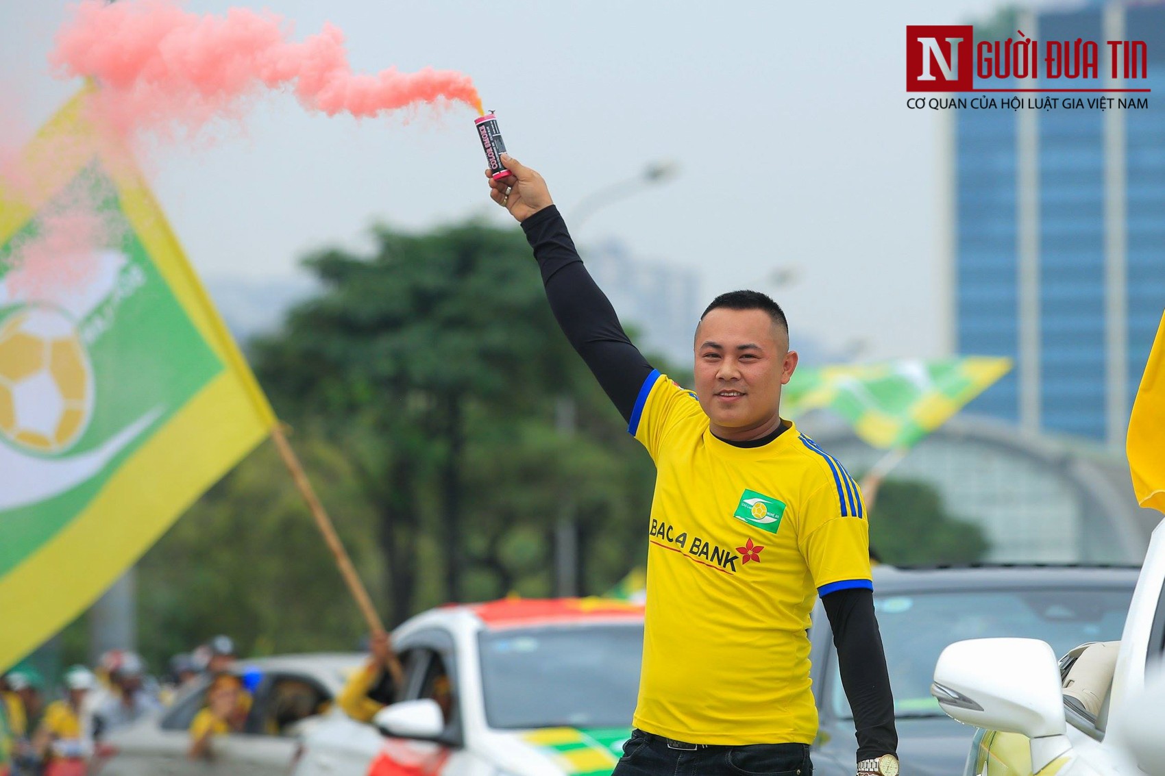 Tin nhanh - Hàng nghìn CĐV Nghệ An diễu hành, tiến về sân Hàng Đẫy (Hình 8).