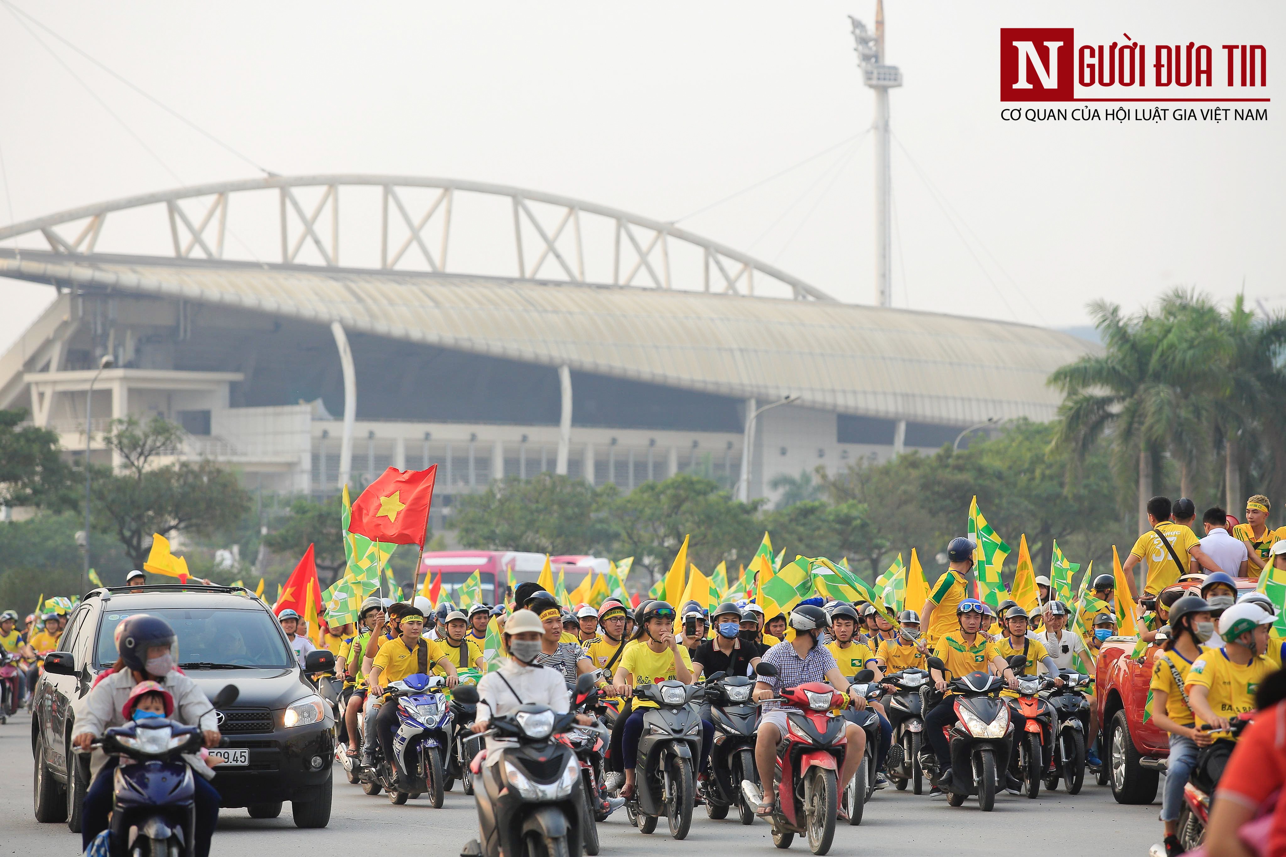 Tin nhanh - Hàng nghìn CĐV Nghệ An diễu hành, tiến về sân Hàng Đẫy