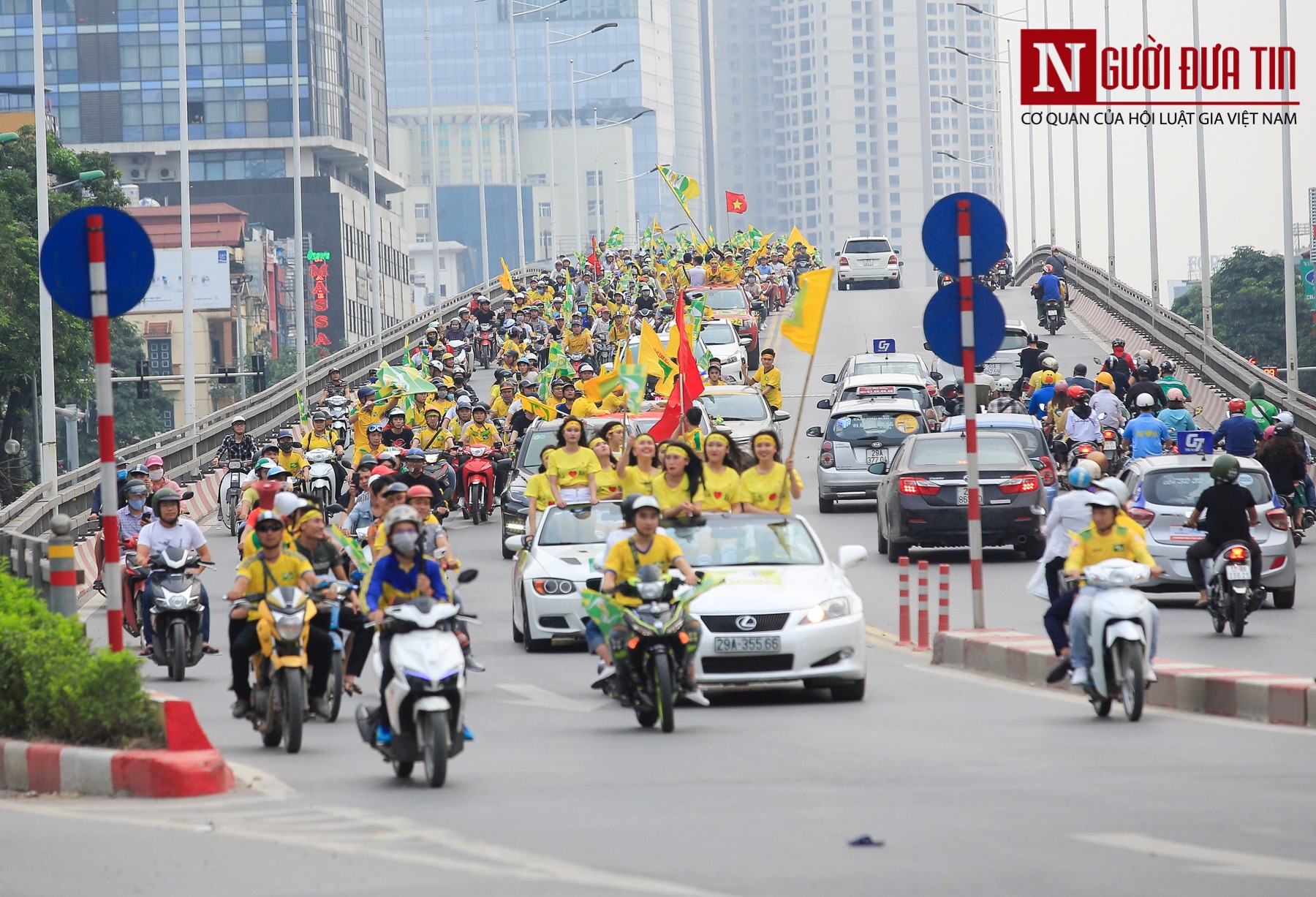 Tin nhanh - Hàng nghìn CĐV Nghệ An diễu hành, tiến về sân Hàng Đẫy (Hình 5).