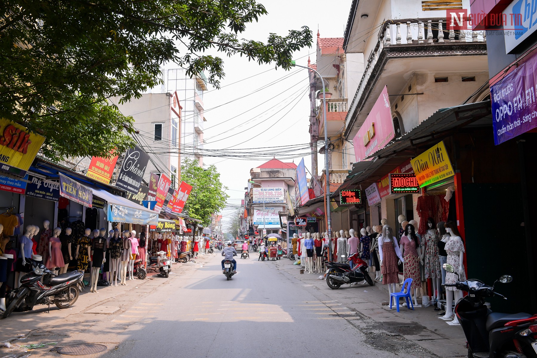 Tin nhanh - 'Chân dài' xếp hàng hơn 1km chào hàng tại Ninh Hiệp, Hà Nội