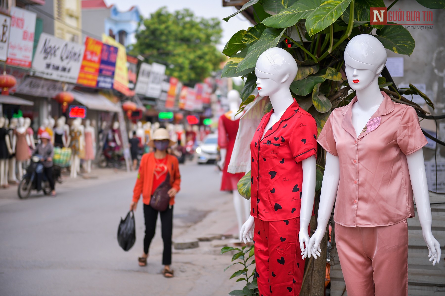 Tin nhanh - 'Chân dài' xếp hàng hơn 1km chào hàng tại Ninh Hiệp, Hà Nội (Hình 15).