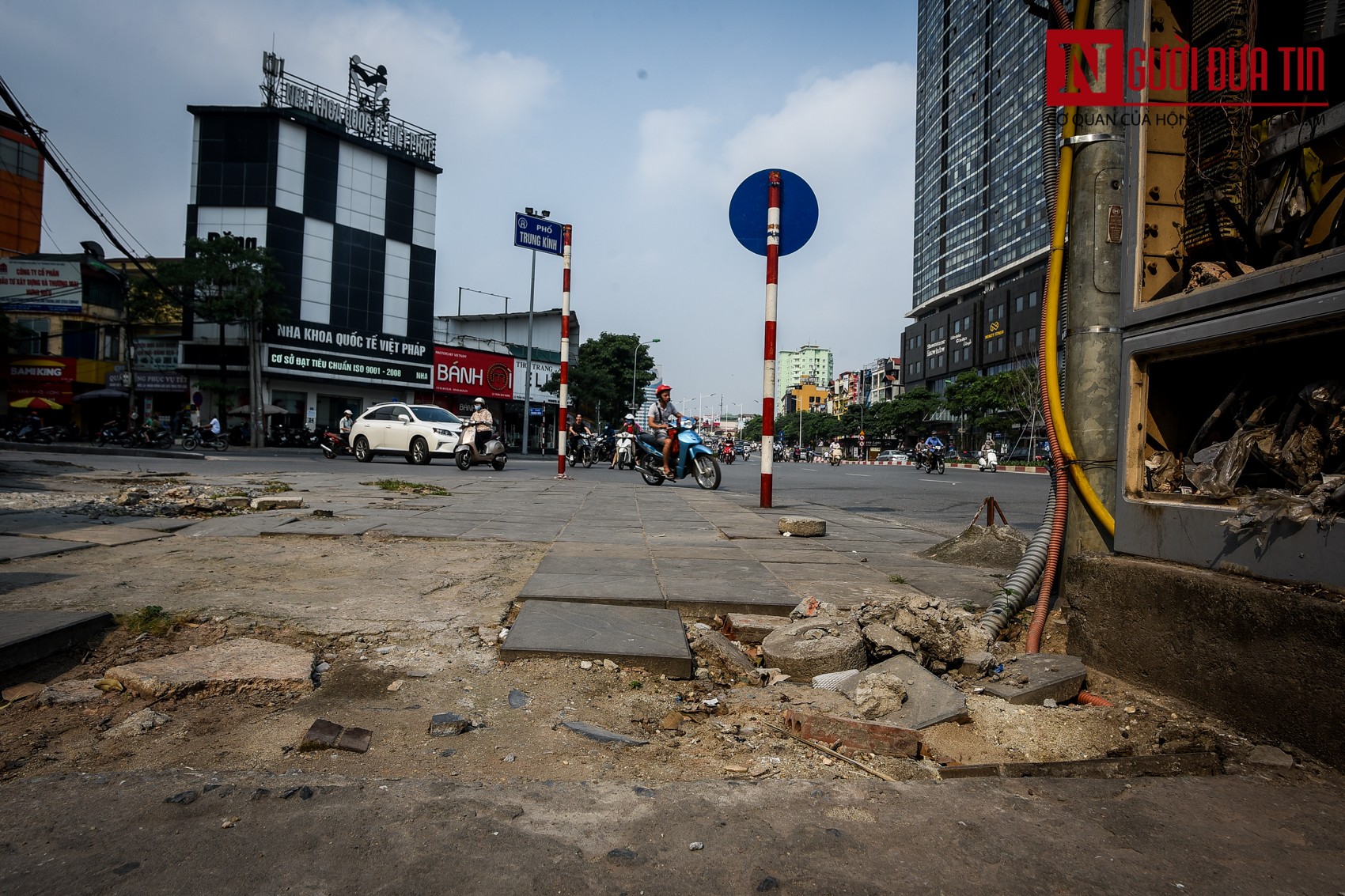 Tin nhanh - Vỉa hè lát đá “siêu bền” hư hại sau vài năm sử dụng (Hình 12).