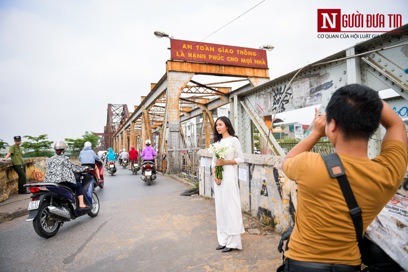 Môi trường - Hãi hùng kim tiêm đã qua sử dụng 'vây' cầu Long Biên, Hà Nội (Hình 10).