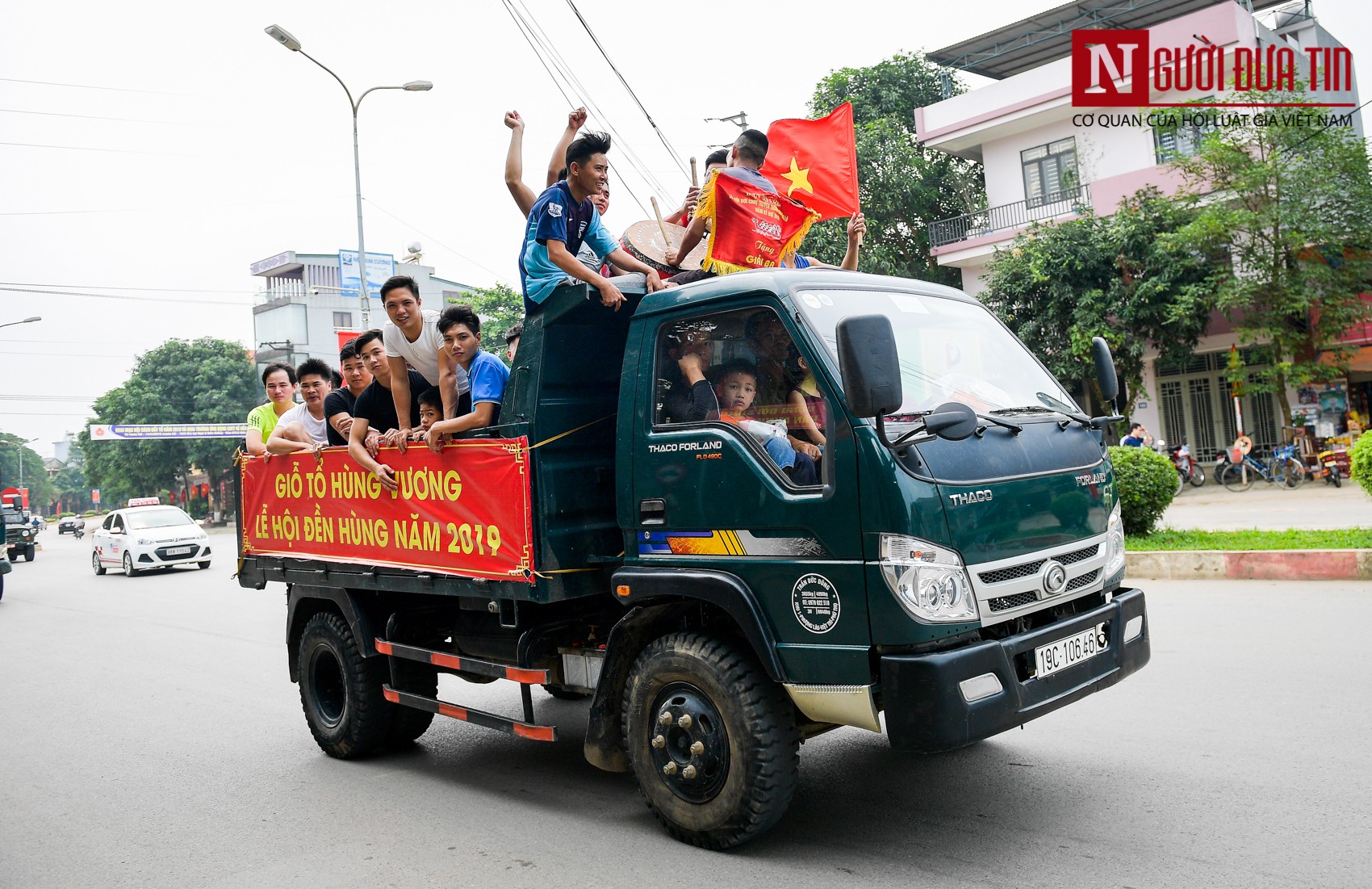 Tin nhanh - Phú Thọ: Người dân điều xe 'mui trần' hạng nặng đi trẩy hội đền Hùng