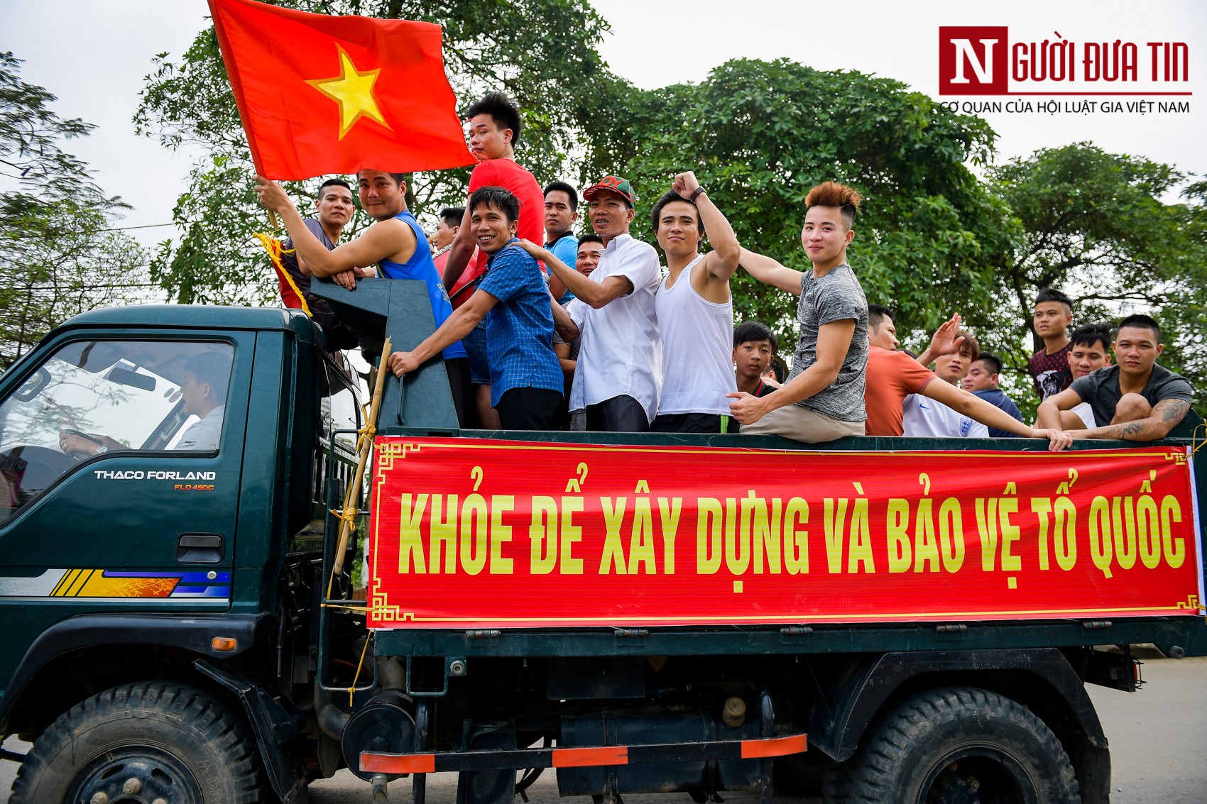 Tin nhanh - Phú Thọ: Người dân điều xe 'mui trần' hạng nặng đi trẩy hội đền Hùng (Hình 5).