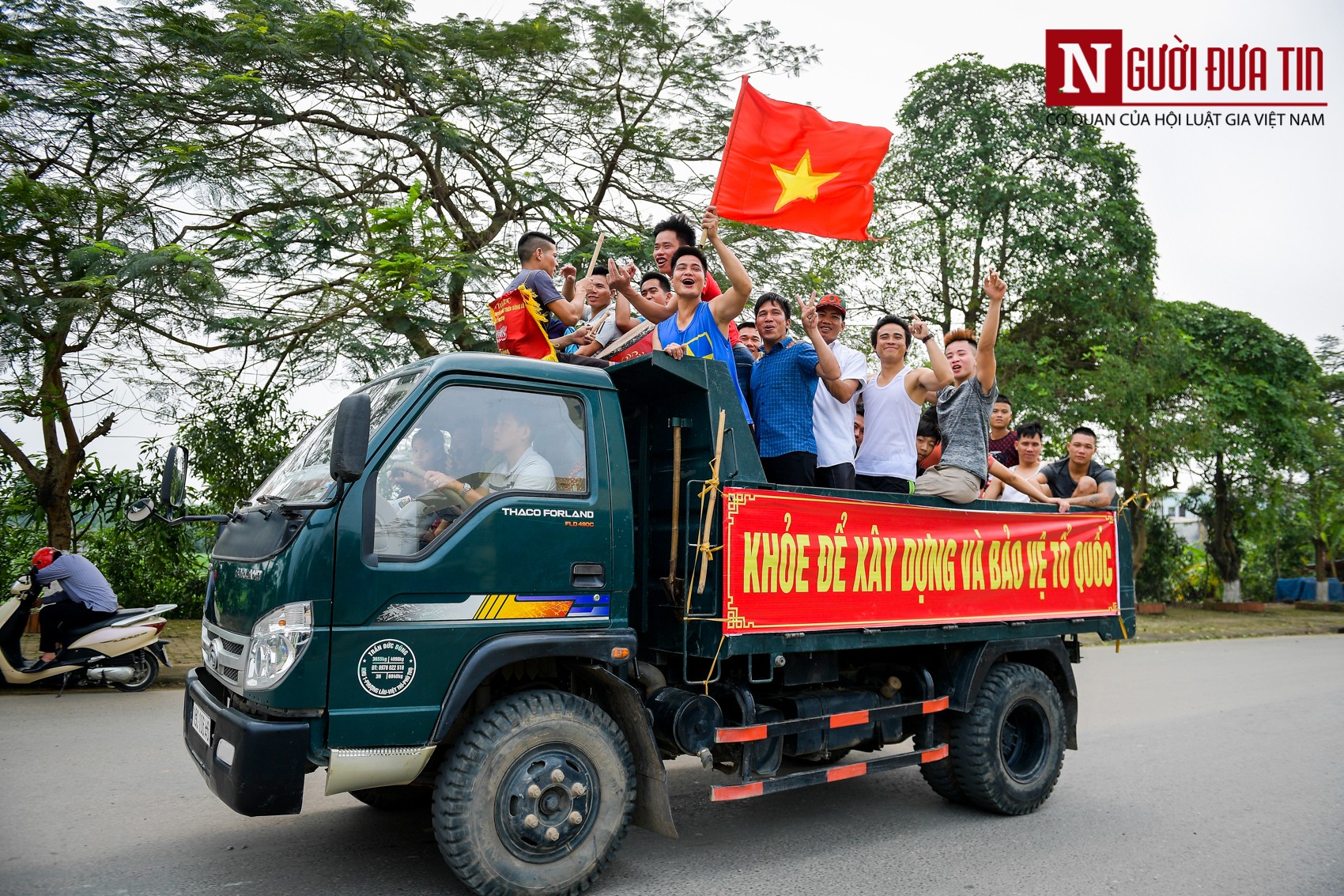 Tin nhanh - Phú Thọ: Người dân điều xe 'mui trần' hạng nặng đi trẩy hội đền Hùng (Hình 4).