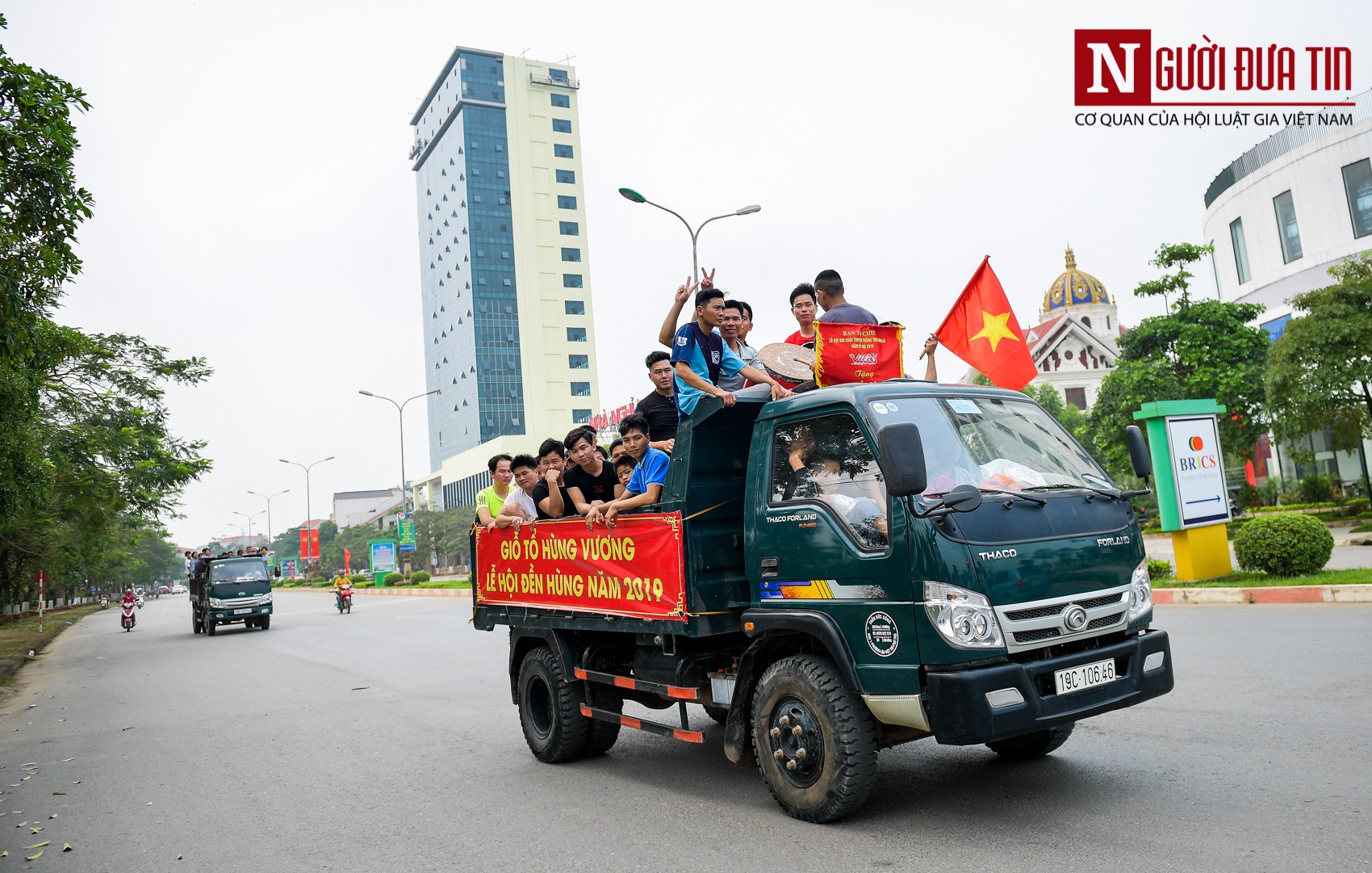 Tin nhanh - Phú Thọ: Người dân điều xe 'mui trần' hạng nặng đi trẩy hội đền Hùng (Hình 9).