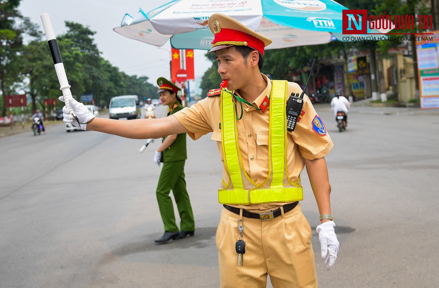 Tin nhanh - Phú Thọ: Người dân điều xe 'mui trần' hạng nặng đi trẩy hội đền Hùng (Hình 10).