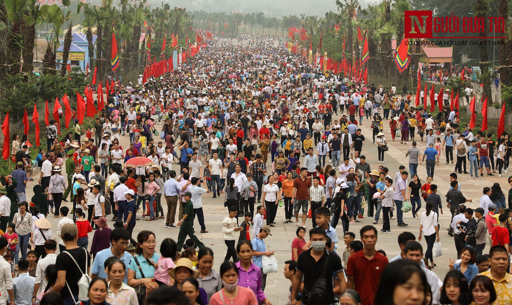 Tin nhanh - Phú Thọ: Người dân điều xe 'mui trần' hạng nặng đi trẩy hội đền Hùng (Hình 11).