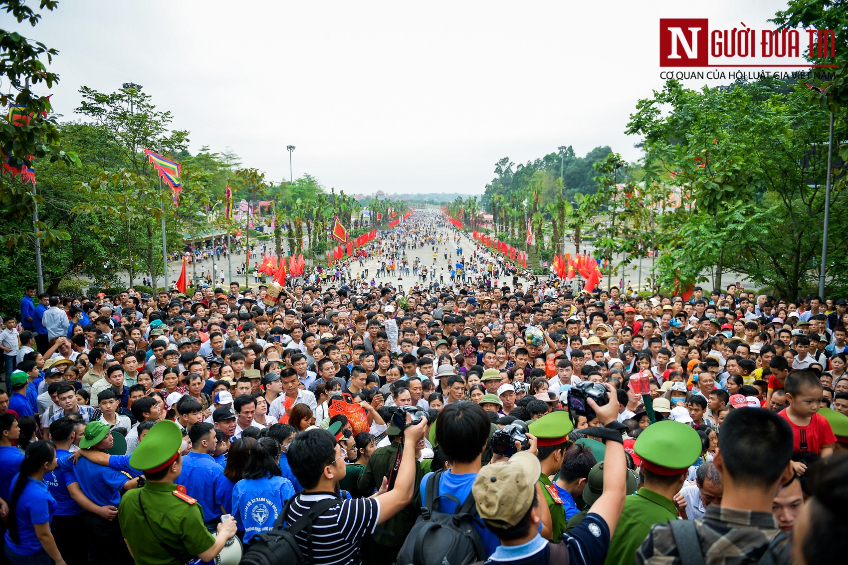 Tin nhanh - Trẻ khóc nấc, người già ngạt thở tại lễ hội Đền Hùng