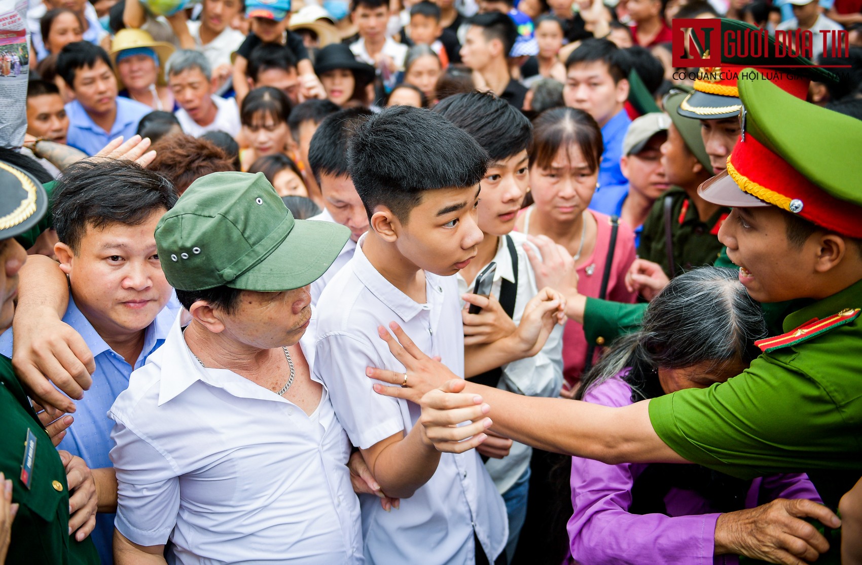 Tin nhanh - Trẻ khóc nấc, người già ngạt thở tại lễ hội Đền Hùng (Hình 8).