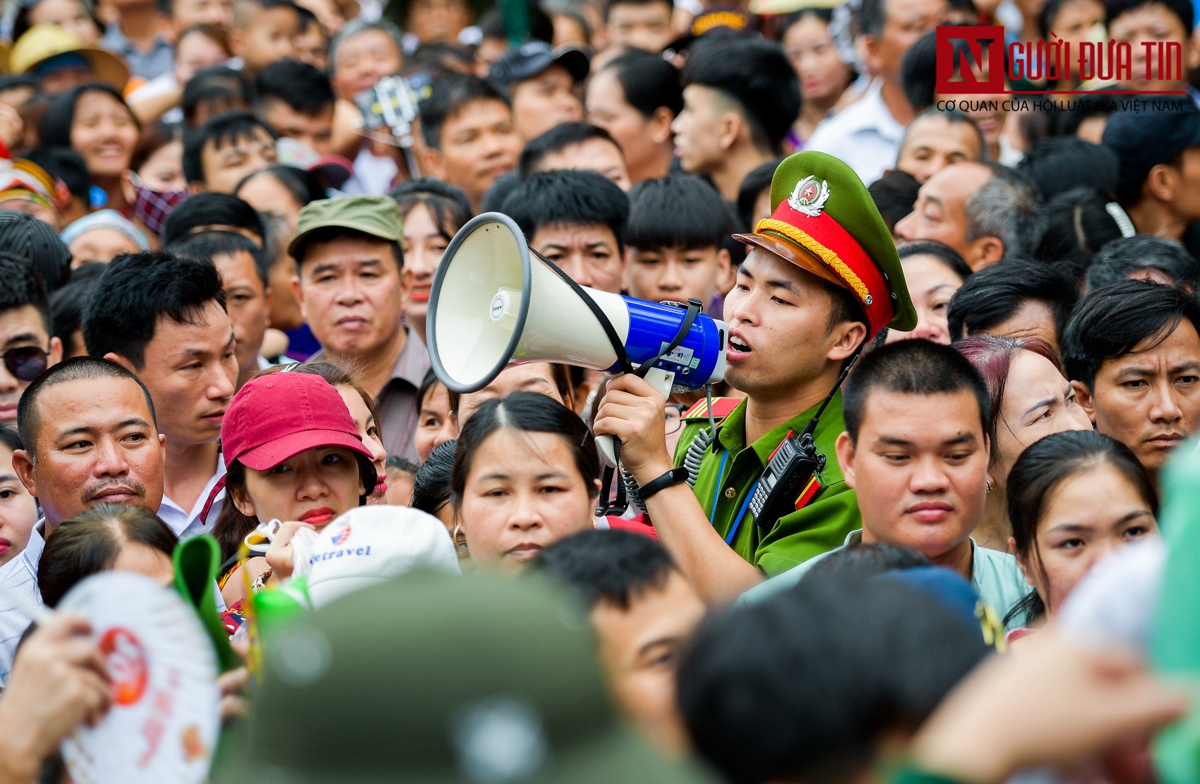 Tin nhanh - Trẻ khóc nấc, người già ngạt thở tại lễ hội Đền Hùng (Hình 7).