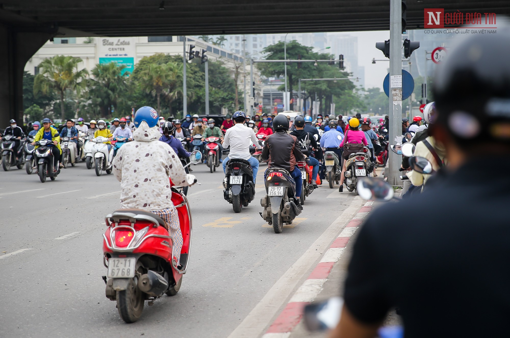 Dân sinh - Hà Nội: Dòng xe bất chấp, ngang nhiên đi ngược chiều tại Tố Hữu (Hình 7).