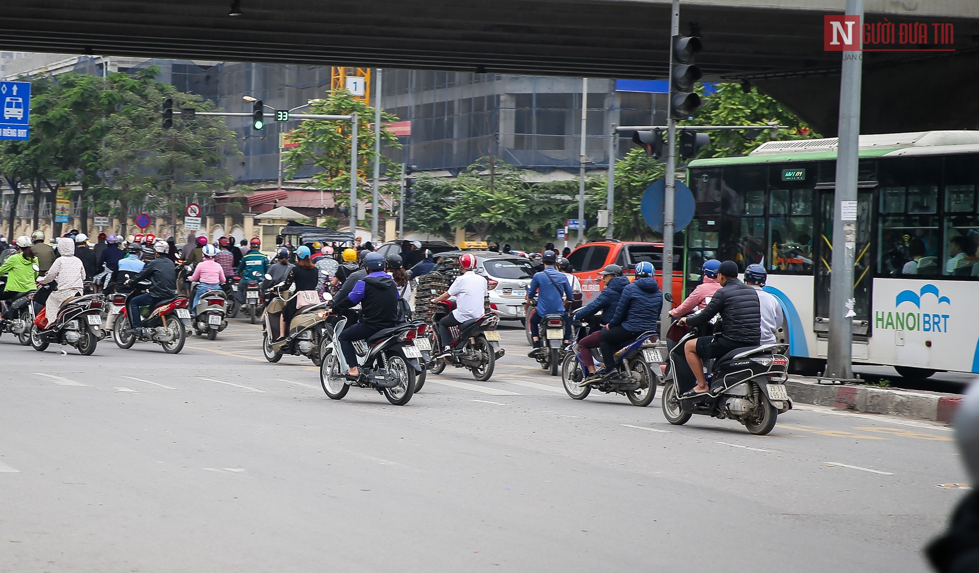 Dân sinh - Hà Nội: Dòng xe bất chấp, ngang nhiên đi ngược chiều tại Tố Hữu (Hình 9).