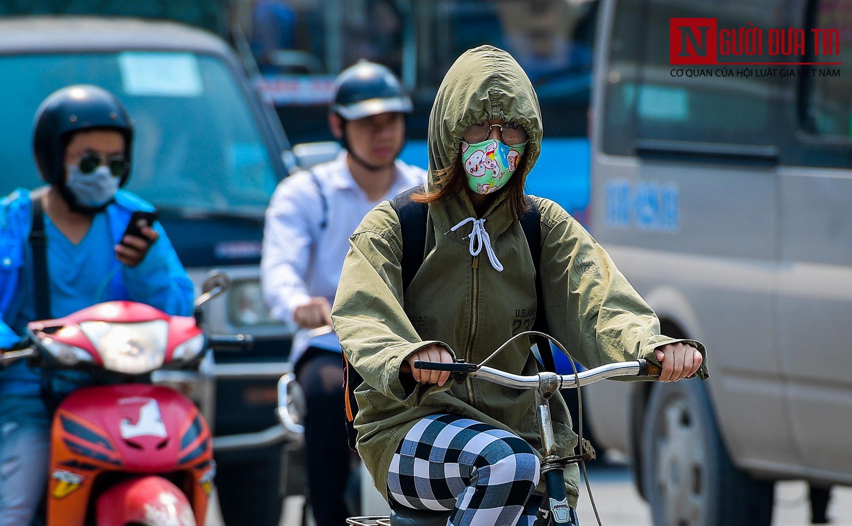 Tin nhanh - Hà Nội: Người dân vất vả di chuyển trong ngày nắng nóng đầu tiên của năm (Hình 4).