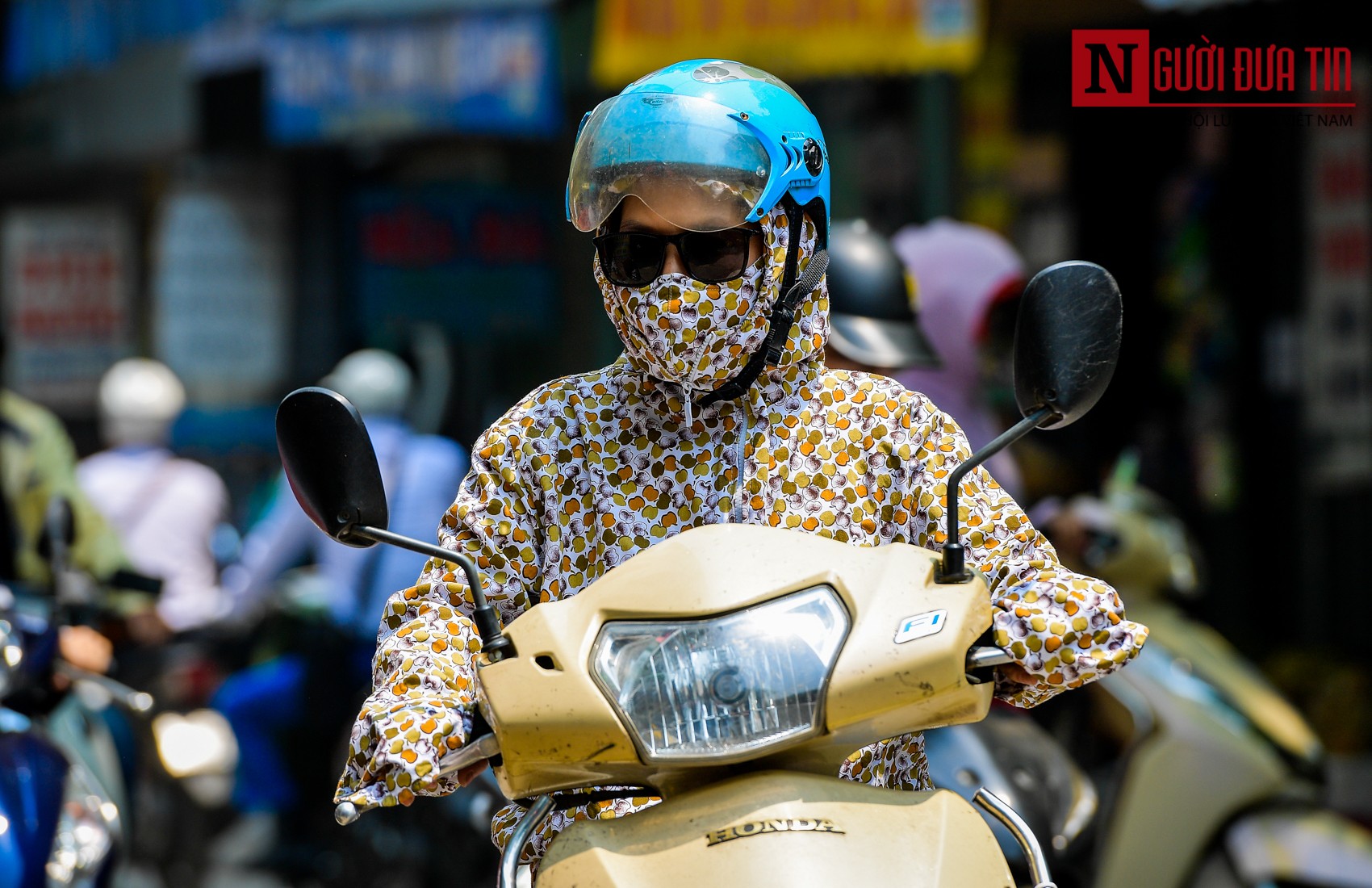 Tin nhanh - Hà Nội: Người dân vất vả di chuyển trong ngày nắng nóng đầu tiên của năm (Hình 6).