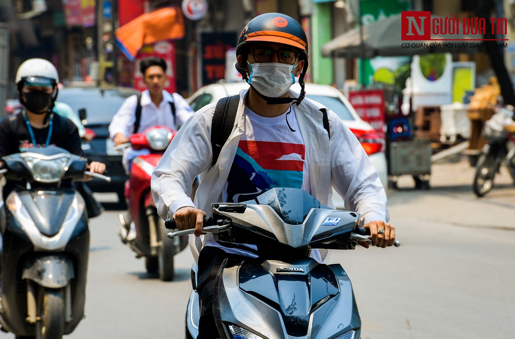 Tin nhanh - Hà Nội: Người dân vất vả di chuyển trong ngày nắng nóng đầu tiên của năm (Hình 14).