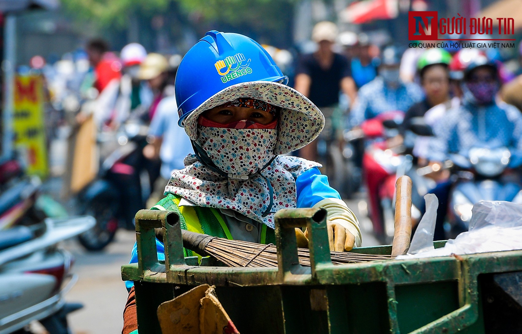 Tin nhanh - Hà Nội: Người dân vất vả di chuyển trong ngày nắng nóng đầu tiên của năm (Hình 5).