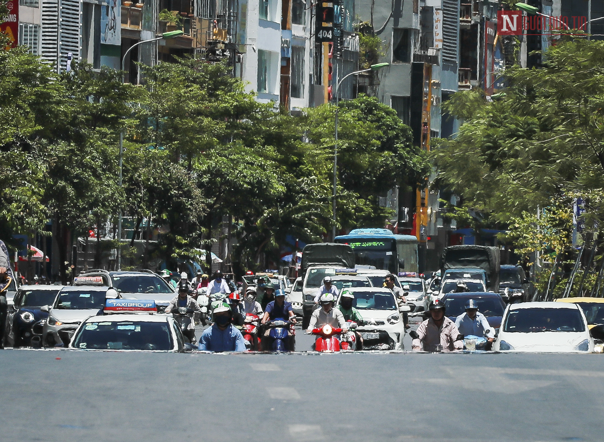 Tin nhanh - Hà Nội: Người dân vất vả di chuyển trong ngày nắng nóng đầu tiên của năm (Hình 7).