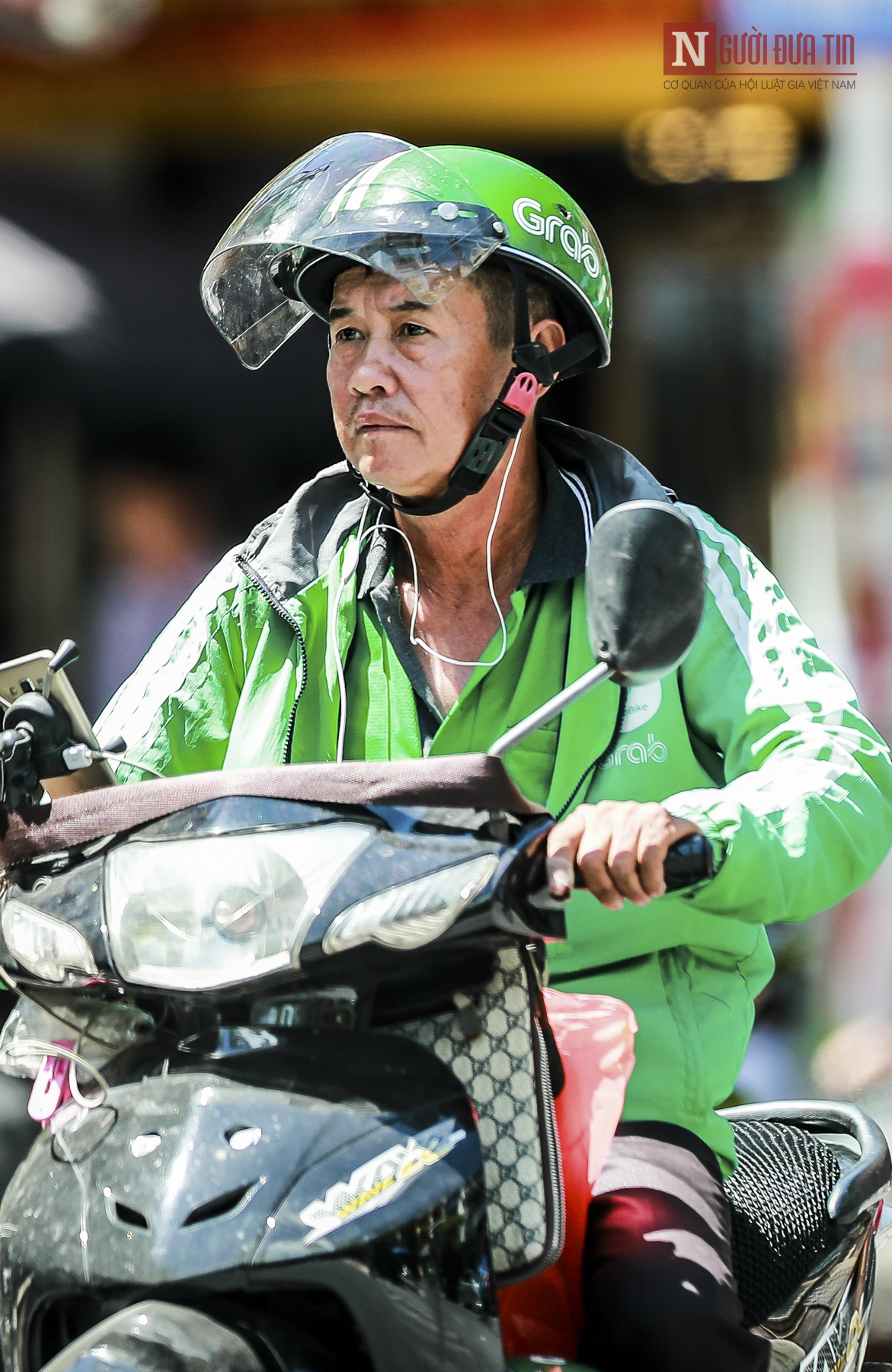 Tin nhanh - Hà Nội: Người dân vất vả di chuyển trong ngày nắng nóng đầu tiên của năm (Hình 3).