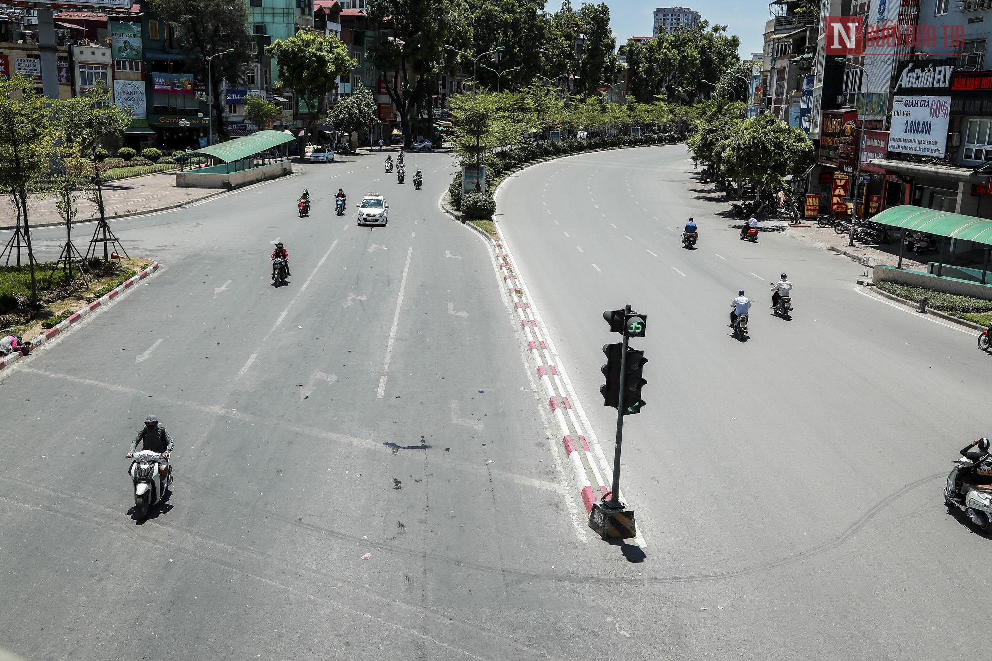 Tin nhanh - Hà Nội: Người dân vất vả di chuyển trong ngày nắng nóng đầu tiên của năm (Hình 12).