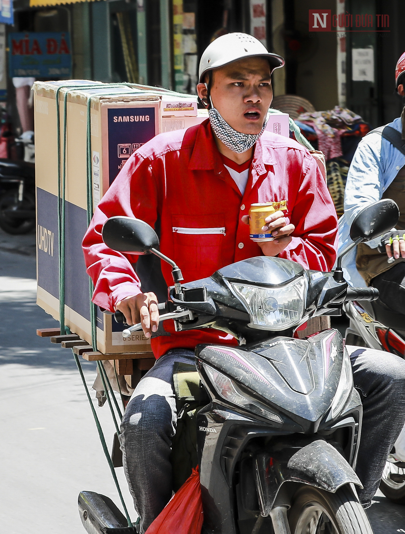 Tin nhanh - Hà Nội: Người dân vất vả di chuyển trong ngày nắng nóng đầu tiên của năm (Hình 10).