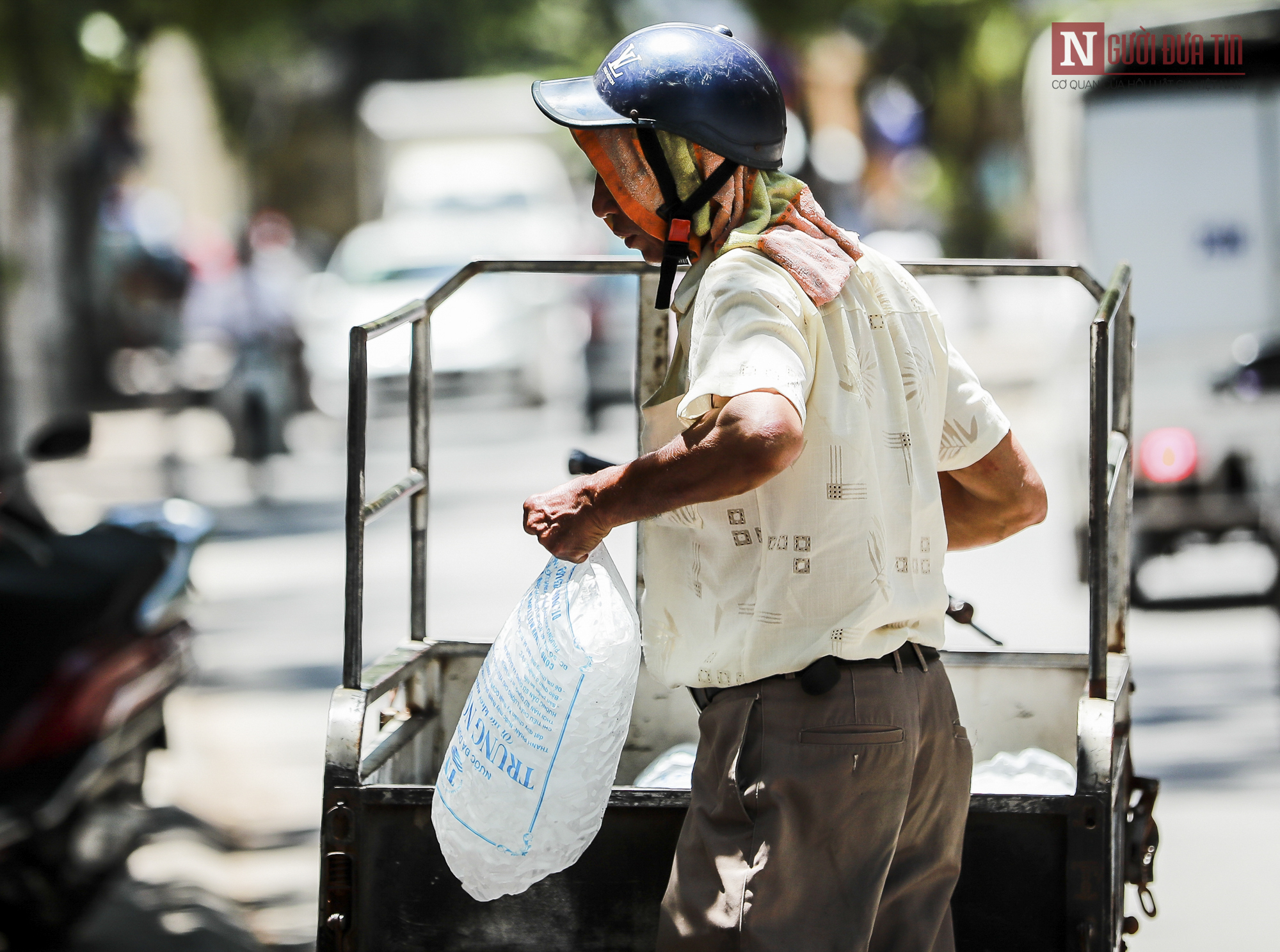 Tin nhanh - Hà Nội: Người dân vất vả di chuyển trong ngày nắng nóng đầu tiên của năm (Hình 15).