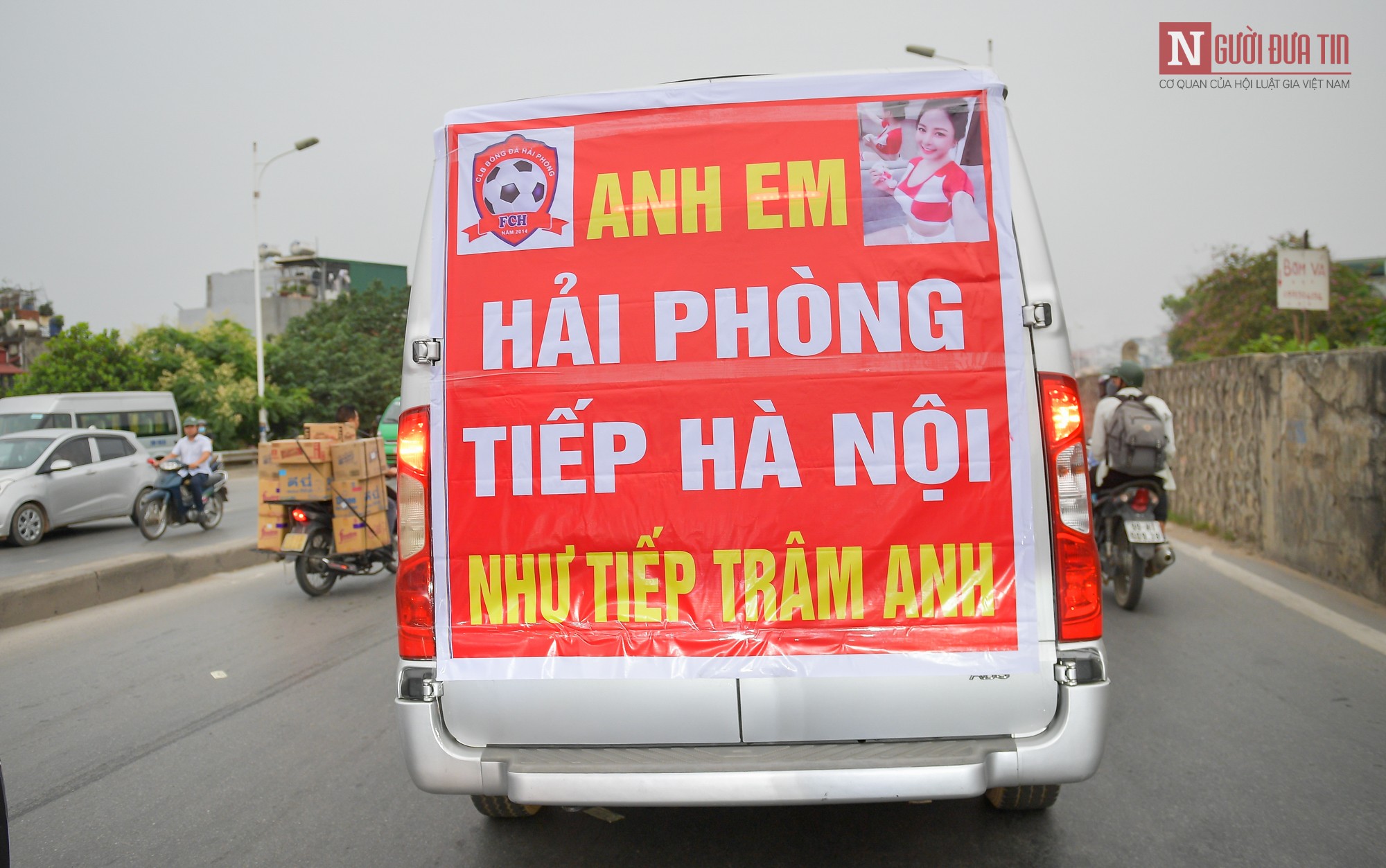 Thể thao - Hàng nghìn CĐV Hải Phòng 'không lòng vòng', diễu hành làm náo loạn đường phố Hà Nội (Hình 7).