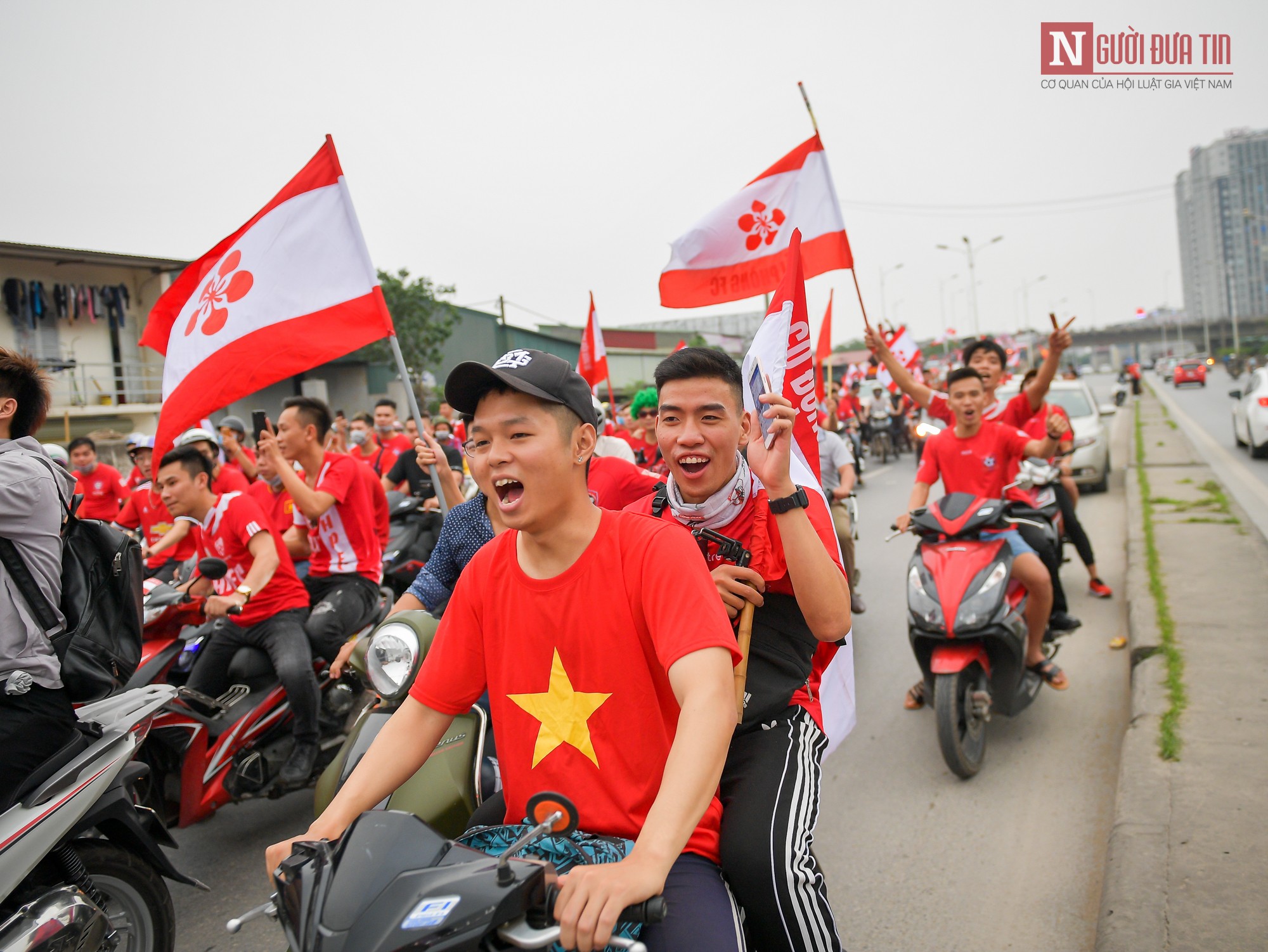 Thể thao - Hàng nghìn CĐV Hải Phòng 'không lòng vòng', diễu hành làm náo loạn đường phố Hà Nội (Hình 3).