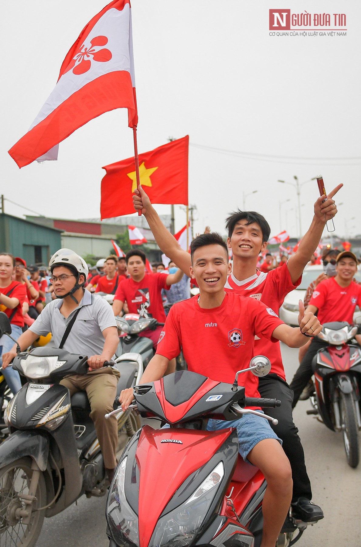 Thể thao - Hàng nghìn CĐV Hải Phòng 'không lòng vòng', diễu hành làm náo loạn đường phố Hà Nội (Hình 5).
