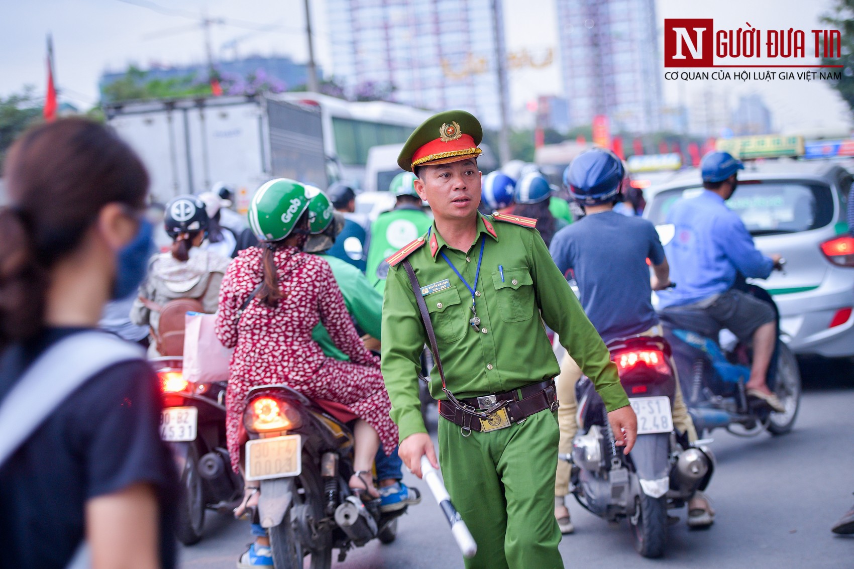 Tin nhanh - Hàng nghìn người vạ vật chờ xe về nghỉ lễ 30/4, cửa ngõ Hà Nội ách tắc (Hình 17).