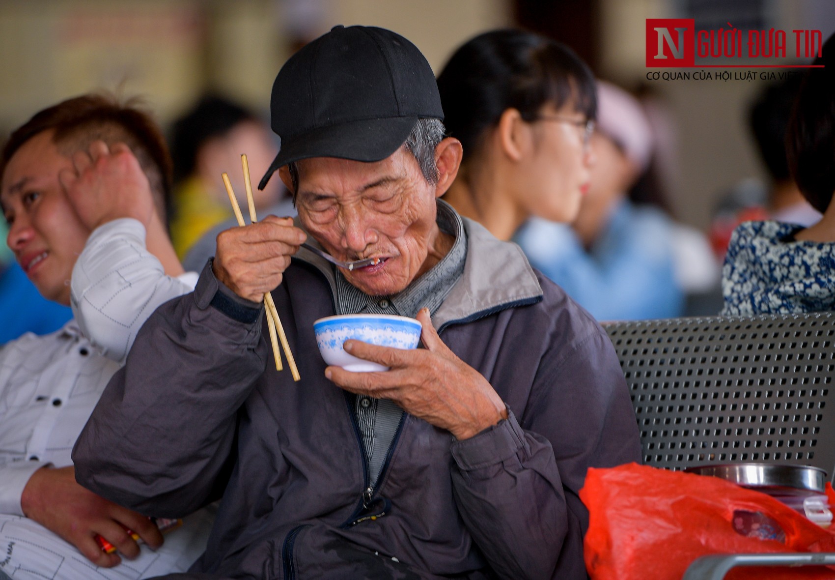 Tin nhanh - Người dân mệt mỏi, ngủ vội đợi các chuyến xe về quê nghỉ lễ (Hình 3).