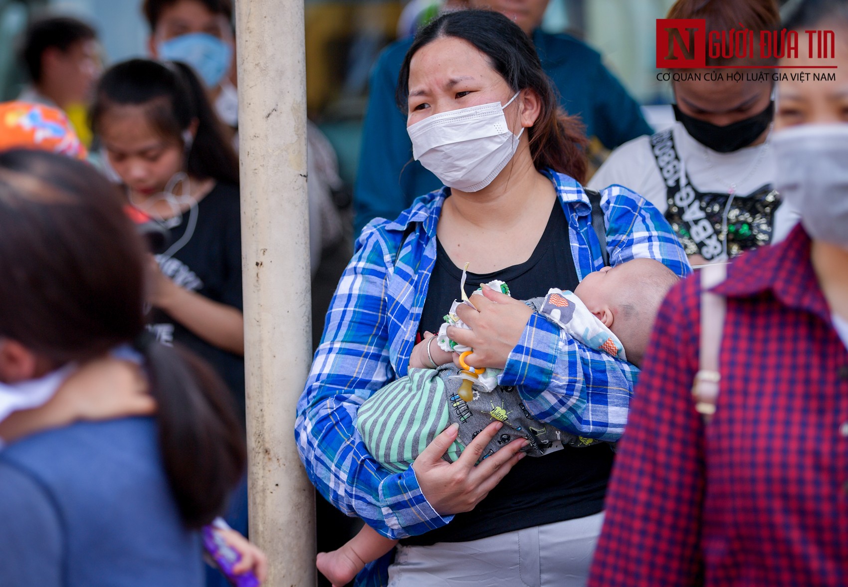 Tin nhanh - Người dân mệt mỏi, ngủ vội đợi các chuyến xe về quê nghỉ lễ (Hình 11).