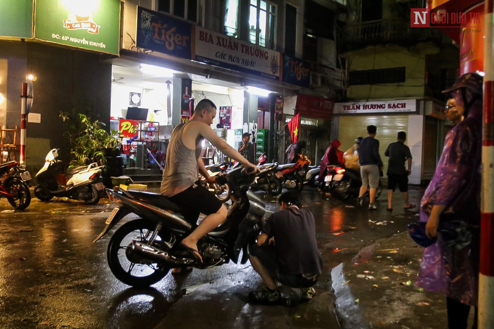 Tin nhanh - Hà Nội: Mưa giải khát giữa đêm, xe máy 'bơi bồng bềnh' trong phố (Hình 7).