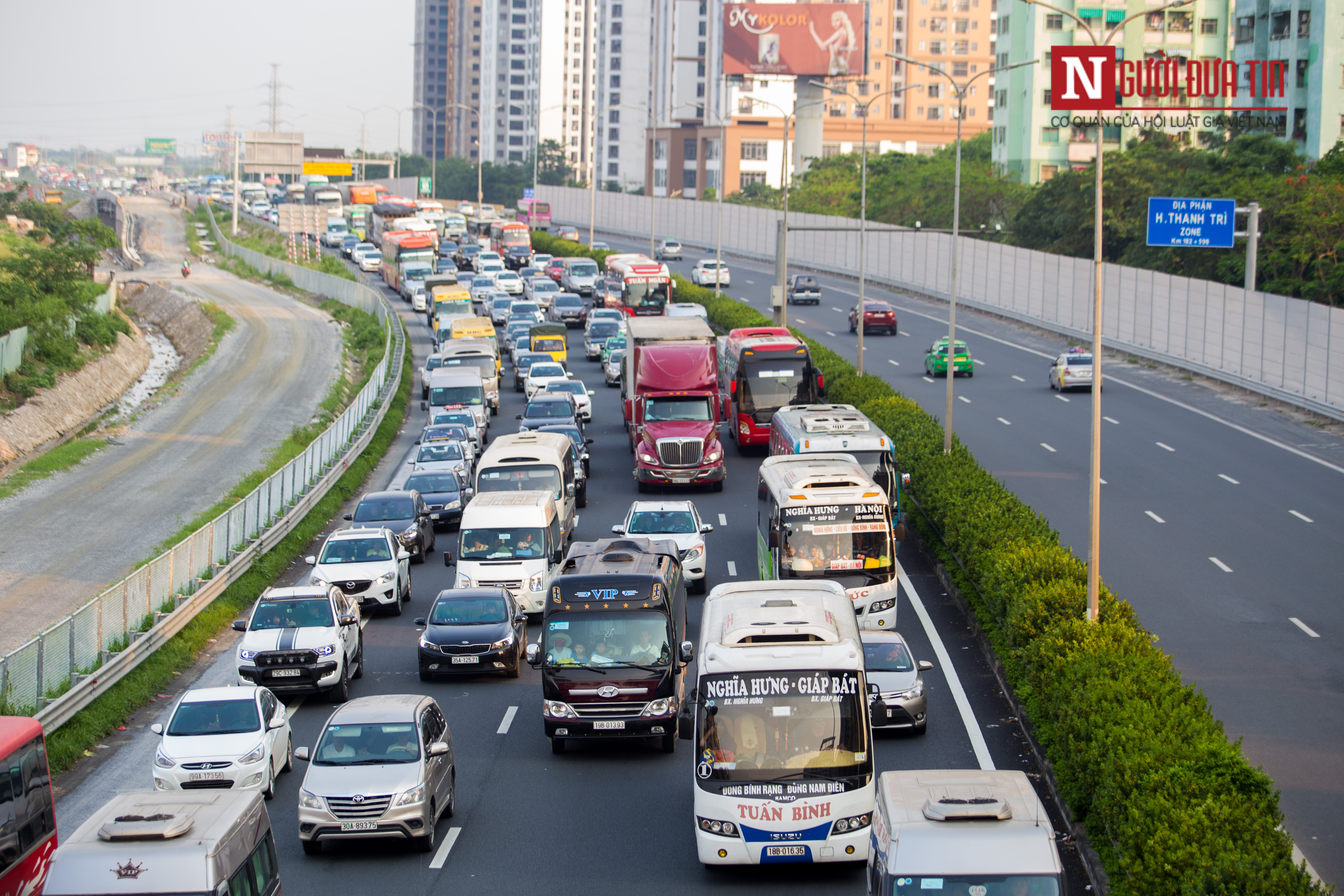 Tin nhanh - Hàng nghìn ô tô ken đặc, nhích từng mét tiến vào trung tâm Hà Nội sau nghỉ lễ 30/4 - 1/4