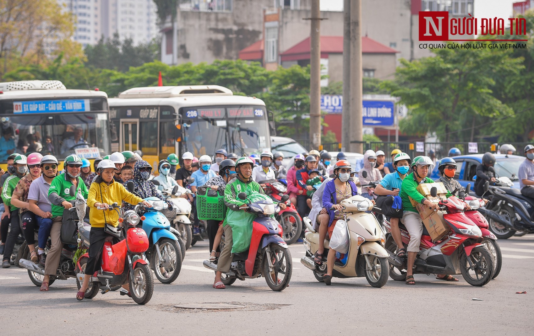 Tin nhanh - Người dân lỉnh kỉnh đồ đạc trở về Thủ đô sau nghỉ lễ 30/4 - 1/5