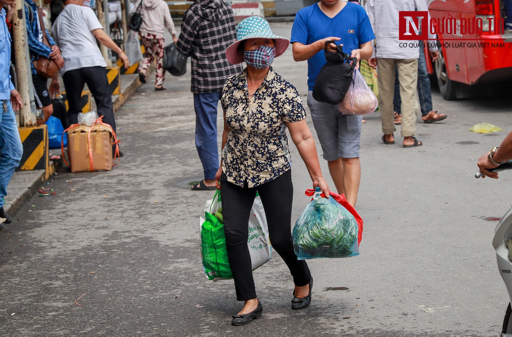 Tin nhanh - Người dân lỉnh kỉnh đồ đạc trở về Thủ đô sau nghỉ lễ 30/4 - 1/5 (Hình 7).