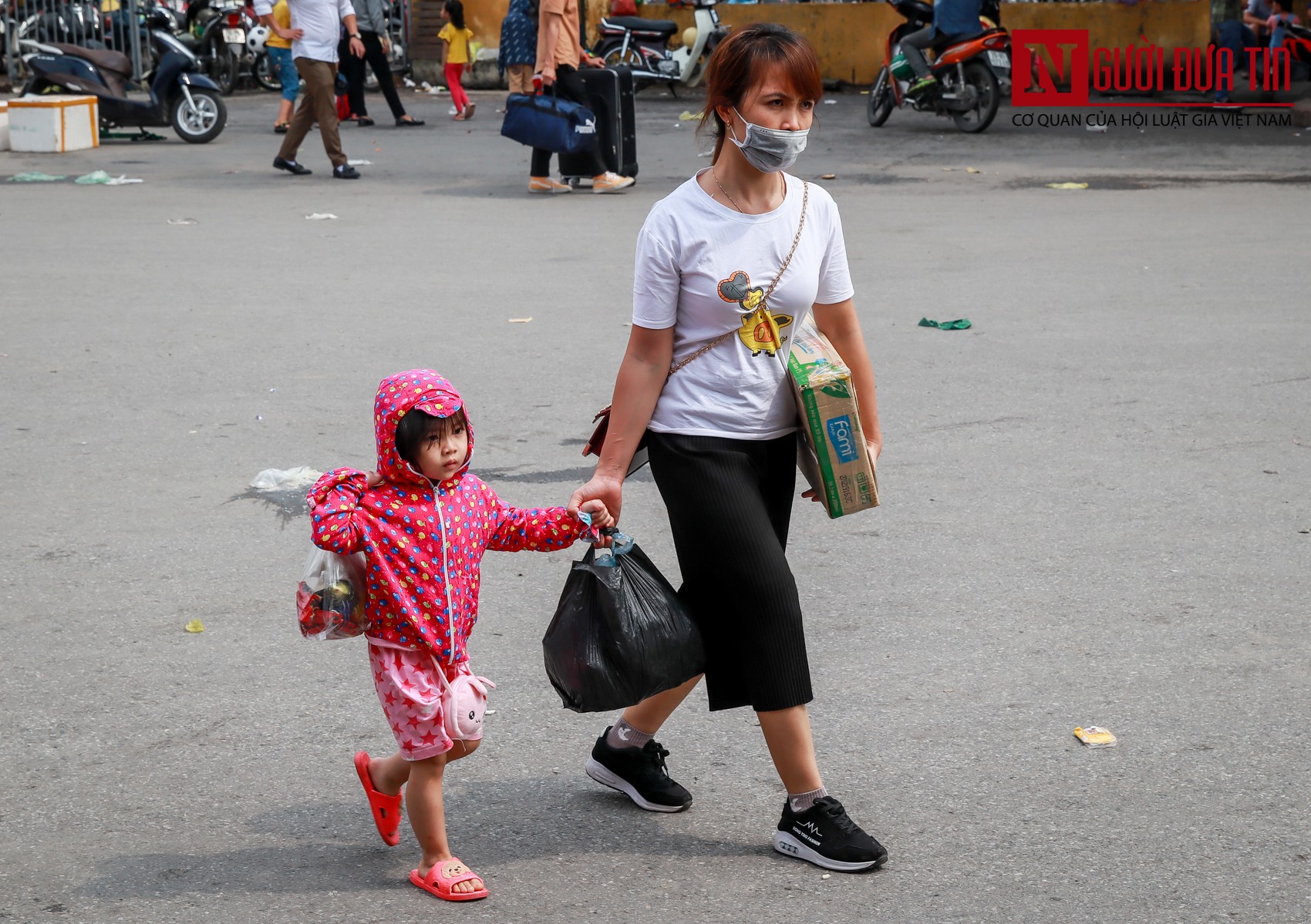 Tin nhanh - Người dân lỉnh kỉnh đồ đạc trở về Thủ đô sau nghỉ lễ 30/4 - 1/5 (Hình 5).