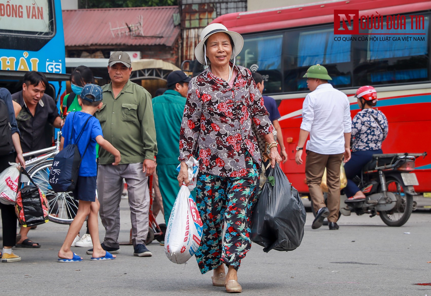 Tin nhanh - Người dân lỉnh kỉnh đồ đạc trở về Thủ đô sau nghỉ lễ 30/4 - 1/5 (Hình 2).