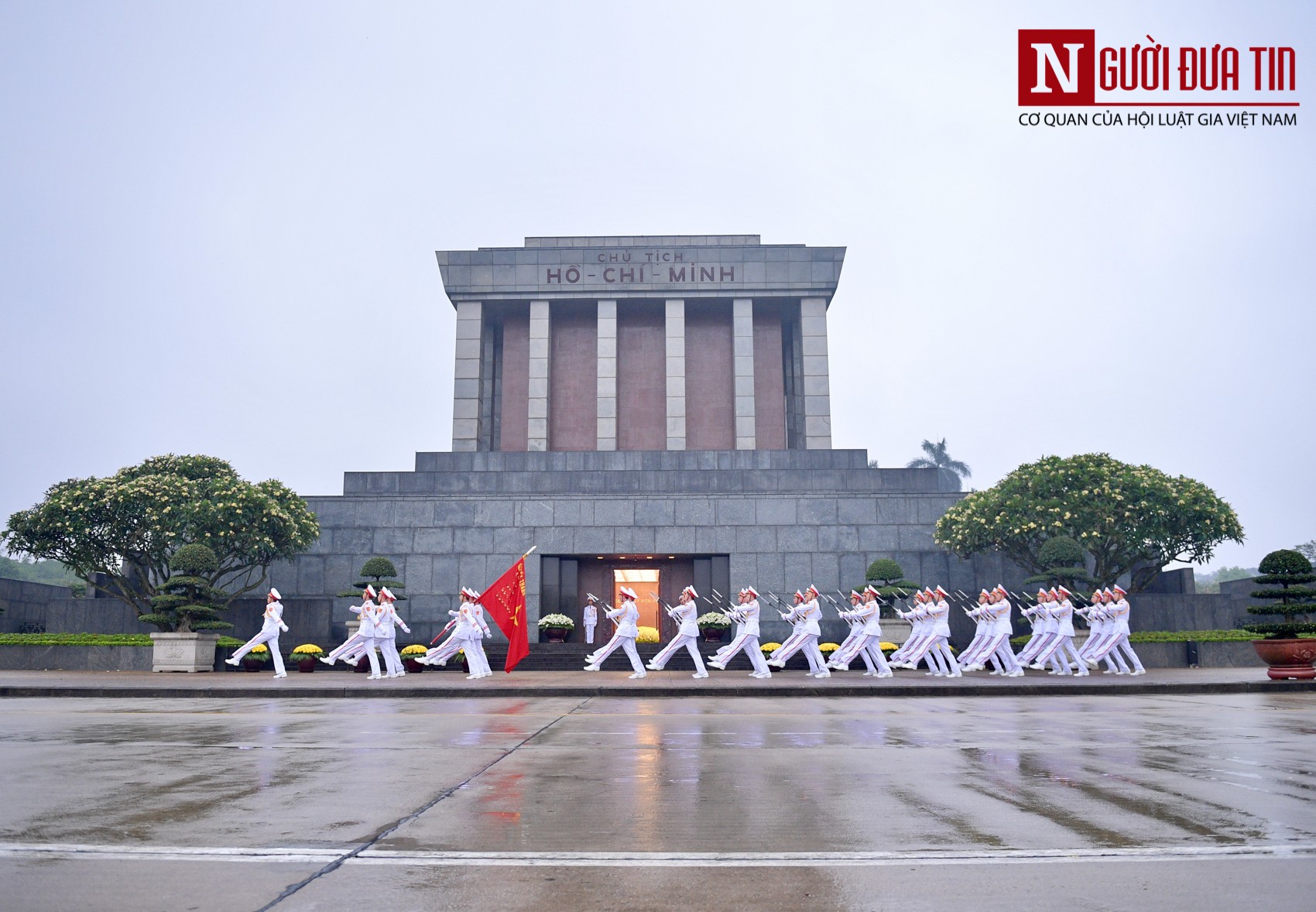 Tin nhanh - [Chùm ảnh] Các cơ quan, công sở đồng loạt treo cờ rủ Quốc tang Nguyên Chủ tịch nước Lê Đức Anh