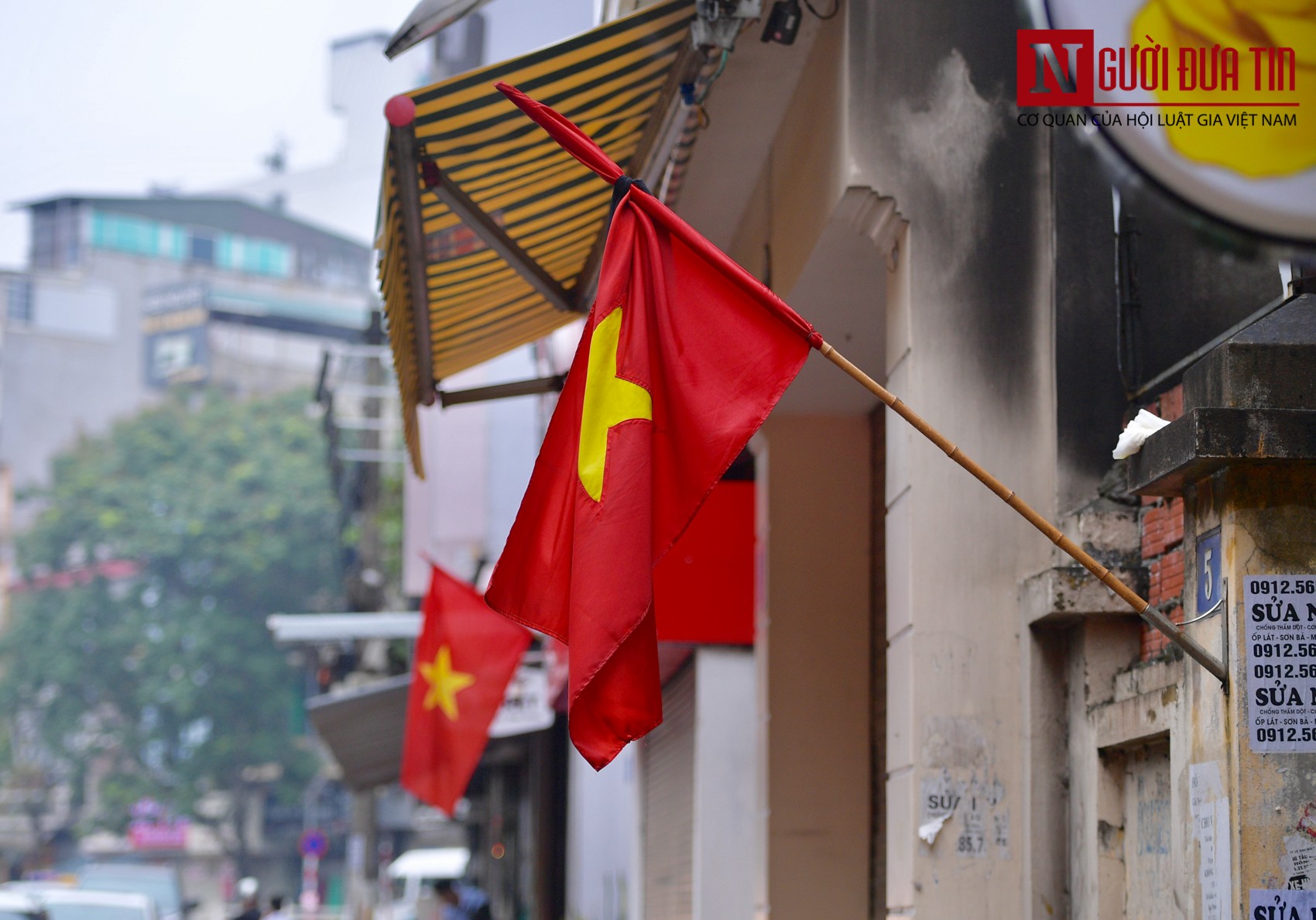 Tin nhanh - [Chùm ảnh] Các cơ quan, công sở đồng loạt treo cờ rủ Quốc tang Nguyên Chủ tịch nước Lê Đức Anh (Hình 10).